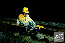 沪蓉线合武段吹响换轨“集结号”图片