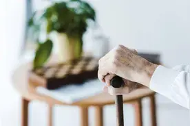 高学历低龄老人线上求职碰壁：清华毕业，58岁找不到5000元工作图片