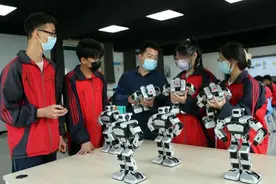 高职院校给所有新生送手机，无可厚非 | 新京报快评图片