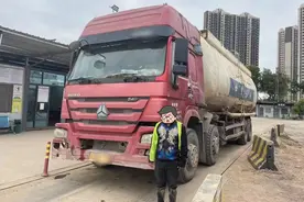 “百吨王”超载166%上路！广东东莞警方：全部抓！图片