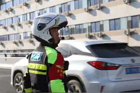 铁骑“小黑”刘开亮：83次救助与17面锦旗图片