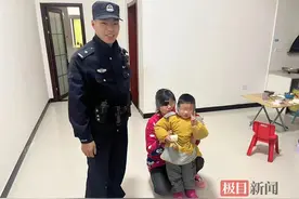 男孩红绿灯下玩耍徘徊，警民接力送其安全回家图片