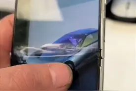 【小里帮忙】买华为p50折叠手机屏幕出现折痕，售后：膜撕掉需自费修理图片