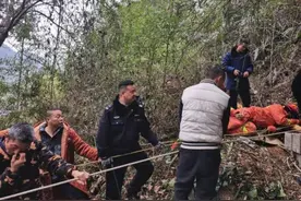 六旬大爷到天坑“探险寻宝”被困，公安消防携手成功救援图片