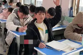 学生问螃蟹好不好吃，老师做了一件事，全网点赞！图片