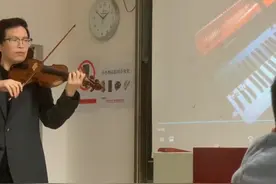 满满的仪式感！开学第一堂课老师身着西装为学生拉小提琴图片