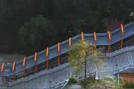 佛山一中学学生乘坐观光电梯上课，学校：教室在高处，节约师生时间图片