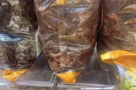 女子买话梅，销售阿姨说“少称点没事”，结果半袋竟要400元！图片