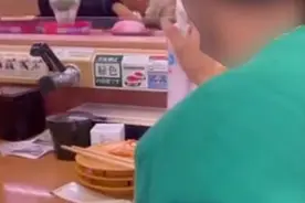 日本再曝“寿司店丑闻”：一少年冲传送带上的寿司狂喷酒精喷雾图片