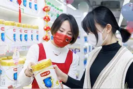 国产奶粉品质将更有保障！婴幼儿配方奶粉新国标执行图片