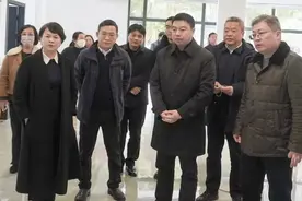 崇明区副区长胡柳强调研指导明珠花苑综合整治工作图片