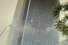 深圳一金融中心冒烟疑似起火，工作人员回应：在进行消防演习，现在正常上班图片