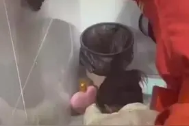 “社死场面”！女子手卡便池，救援全程尴尬挡脸图片