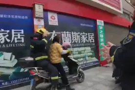 又是报警又是带路，消防员灭火现场遇到位比自己还忙的人图片