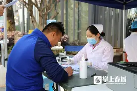 全身烧伤小女孩被救出，喊了两声“消防员叔叔”！图片