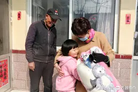 追踪报道｜爱心人士捐善款，监护人签字后7岁遮眼女童便可手术图片