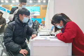 向大学毕业生供岗位给补贴，“就·在浦东，职·引未来”图片