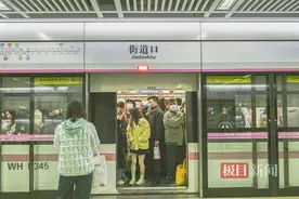 武汉地铁客流重返“400万＋” ，2号线不到3分钟就来一趟车图片