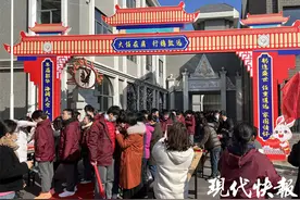 走红毯、发福袋，南京这所中学为高三学生举办成人礼图片