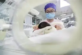 我们和三孩家庭聊了聊：压力是有的，频繁被问“家里有矿？”图片