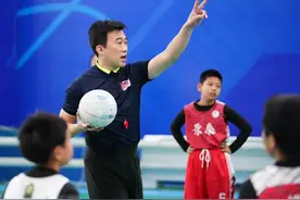 保证公正更要有温度 百队杯篮球赛裁判执法有讲究图片