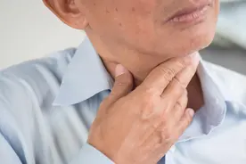 声音经常嘶哑，或与这4个疾病有关，及时检查图片