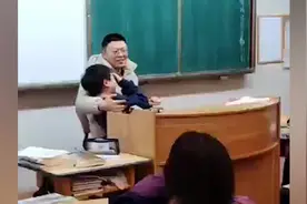 高中学生课堂犯困被发现，老师戏精上身“哄睡”图片