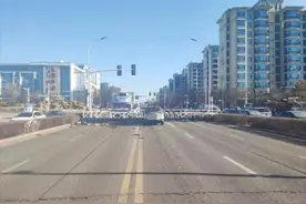 大街上 货车撞倒限高架 砸向对向小轿车……图片