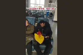 泰山站候车乘客集体呼呼大睡 网友：泰山专治嘴硬兼治失眠图片