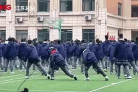 后排阳光开朗大男孩火了！舞跳得好，成绩也不错！图片