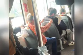 大爷公交车上骂哭未让座学生 同车乘客劝阻也被老人辱骂图片