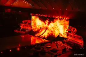 羽生结弦在东京举行个人冰上表演，5万多人体育馆一票难求图片