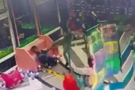 游乐园内大男孩连踹幼童面腹部，派出所：双方家长已和解图片