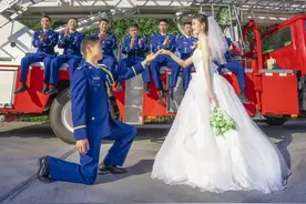 “火焰蓝”遇见“白婚纱”，这组创意婚纱照，浪漫又温馨图片