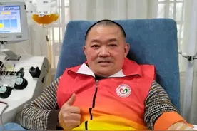 坐13小时硬座自费去四川献血，武汉60岁保安大叔：只当我少加几天班图片