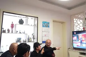 探班新闻节目手语翻译工作 与听障观众隔屏交流图片