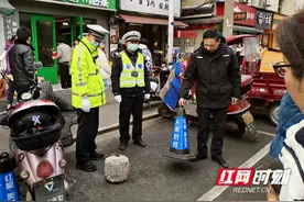 常德：市民占用公共停车位 交警出手还位于民图片