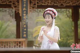 “云南民族歌后”献唱“民歌大观” 以民谣演绎《绣荷包》图片