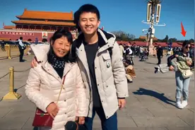 安徽小伙带患癌妈妈“唱”游全国，母子天安门前合影让网友泪目图片