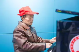 洛阳洗碗工大爷在高校餐厅弹钢琴，被赞“扫地僧”图片