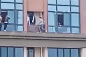 心惊肉跳！3小孩翻出29楼，在窗外来回奔跑图片