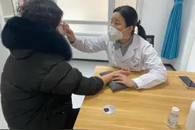 研究生“定期坐诊”，崮山镇辖区居民有了家门口的“医”靠图片