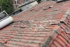 京山：大风吹倒屋顶热水器 社区网格员及时消隐患图片