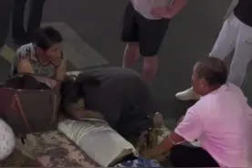 三亚一男子夜晚倒在街头，陌生女子跪地人工呼吸抢救图片