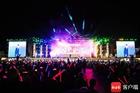 著名表演艺术家冯巩助阵群星演唱会 唱响海南胡椒发展最强音图片