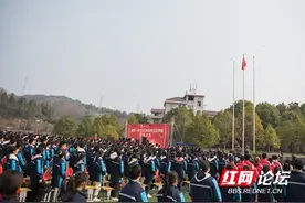 携手家人走红毯！看麻阳一中高考誓师大会上超“燃”的仪式感图片