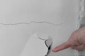 紧邻工地的一排房子出现多处裂缝，居民怀疑与施工有关 宁国住建局介入图片