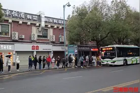 早上等车排长队！长沙公交为大学城“提速”图片