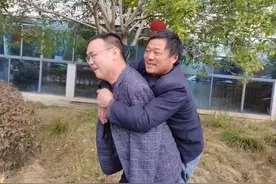 我当你的手，你当我的脚！湖南无血缘关系的残疾兄弟互为手脚5年图片