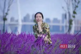 武汉中学有位暖心教师，打铃前她一定会写好板书标题图片